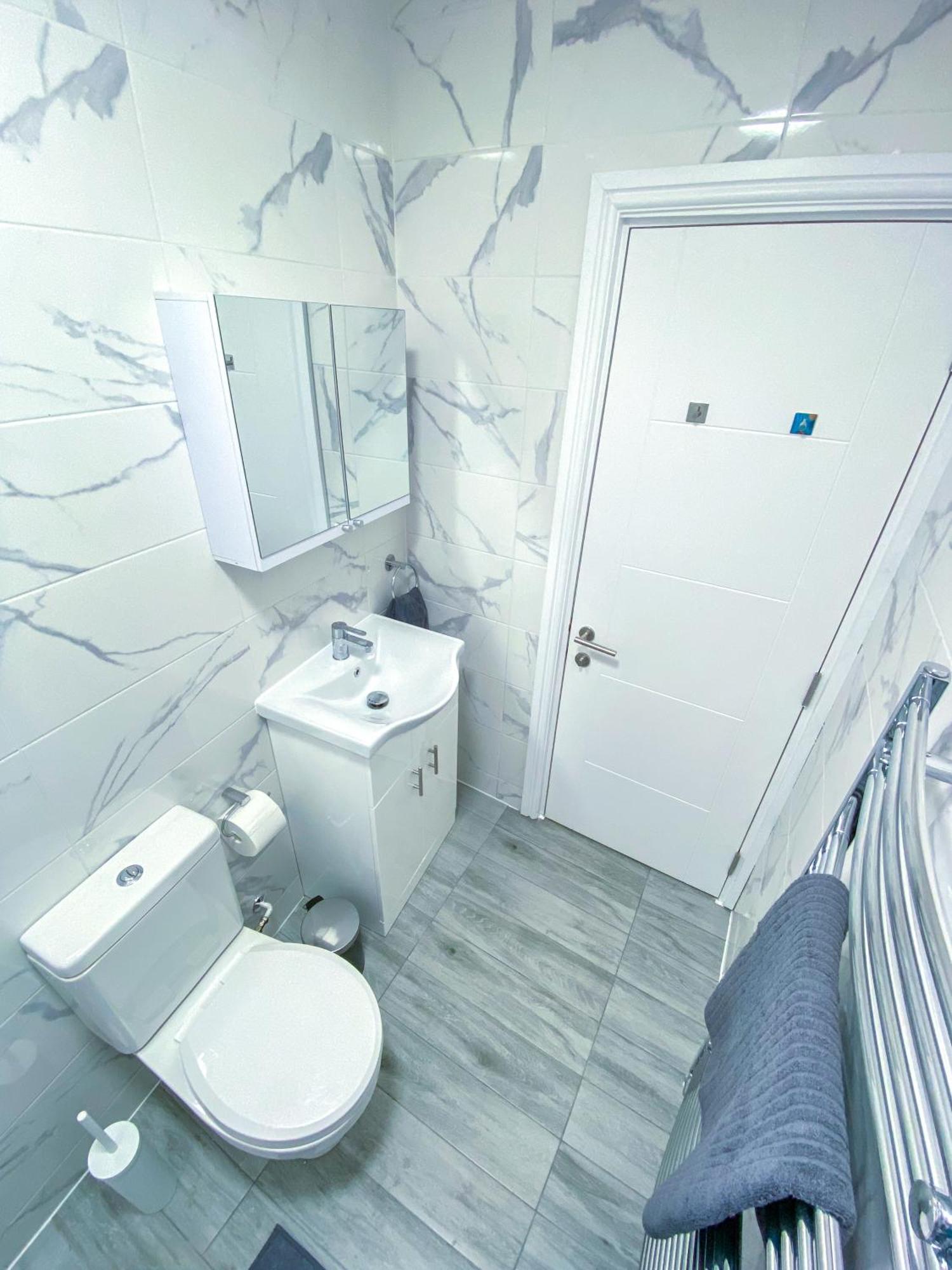 Modern 1-Bedroom Flat, 5 Guest, London - F2 Exterior photo